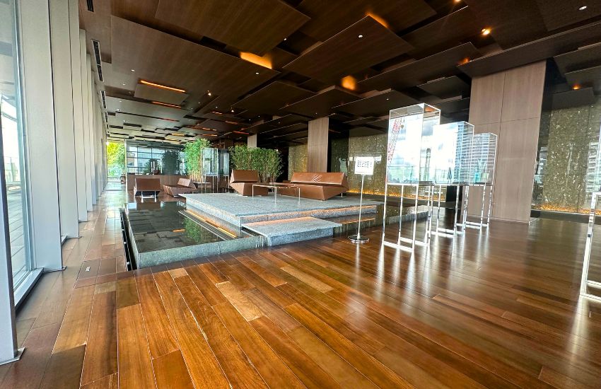 公共大廳休息室 BRILLIA TOWER池袋 高級大樓有著高品味室內設計和擺設各種藝術品的公共休息室,以及開放感十足的生態圖書館,居住者還可使用派對室,邀請親友度過奢華愉悅的時光。